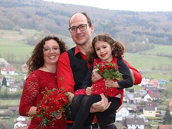 Heirat in Krisenzeiten: Nina und Eric Kerker gehen gemeinsam in die Zukunft. Ninas Tochter Lenya ist auch dabei. Foto: Ulrike Müller
