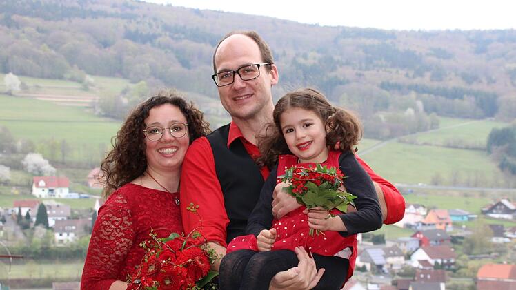 Heirat in Krisenzeiten: Nina und Eric Kerker gehen gemeinsam in die Zukunft. Ninas Tochter Lenya ist auch dabei. Foto: Ulrike Müller