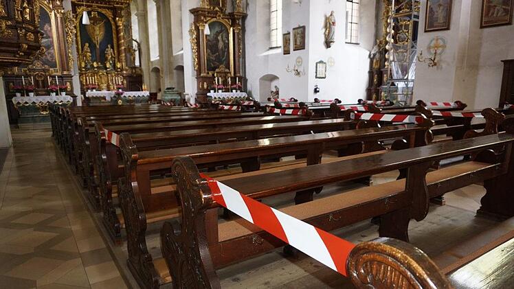 Mit Absperrband sind Bankreihen in der Kirche am Kreuzberg gesperrt. Foto: Marion Eckert