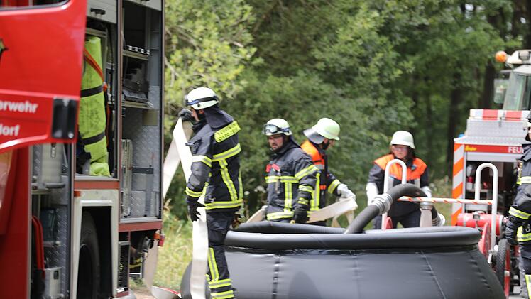 Hohe Waldbrandgefahr wegen Trockenheit: Polizeihubschrauber bei Waldbrand im Einsatz