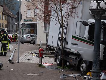 Lastwagen erfasst Mutter und Kind - beide tot