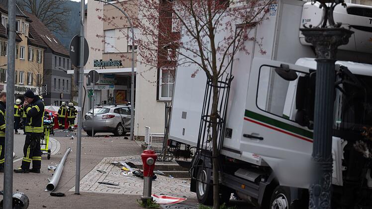 Lastwagen erfasst Mutter und Kind - beide tot