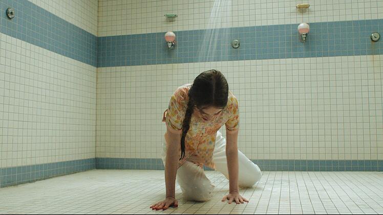 Ein Schl&uuml;sselmoment im Filmklassiker von 1976 und nun auch in der Serie: Carrie (Summer H. Howell) wird nach dem Sportunterricht unter der Dusche gedehm&uuml;tigt.