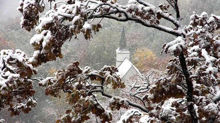 Blick vom malerischen Burgstein hinunter auf die romantische St. Moritzkapelle in einsamer Natur, Leutenbach darunter und die Ehrenbürg verschwinden im Schneegestöber. Foto: Franz Galster