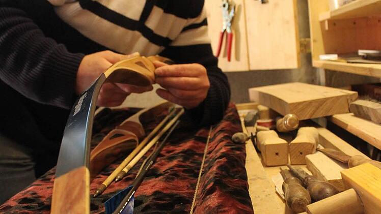 Nach dem Aushärten erfolgt die Formgebung durch Schleifen, Raspeln und Feilen.