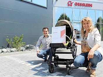Preisträchtiger Kinderwagen: Alexander Popp und Jeannine Merkl führen ihre Auszeichnung stilecht vor.  Foto: Markus Häggberg