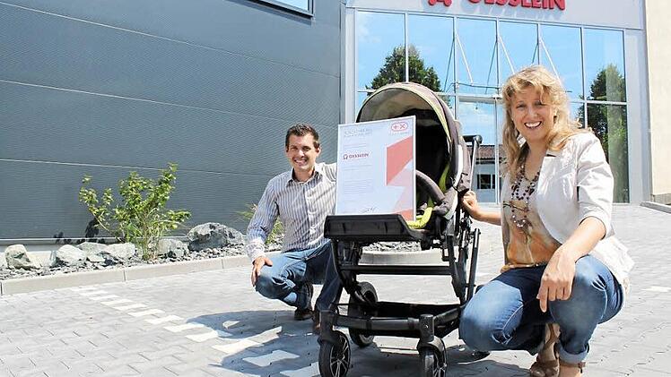 Preisträchtiger Kinderwagen: Alexander Popp und Jeannine Merkl führen ihre Auszeichnung stilecht vor.  Foto: Markus Häggberg