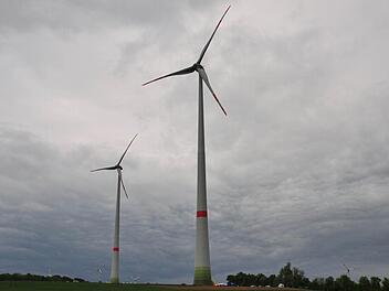 Die Gemeinde Gädheim möchte gerne Gesellschafter der "Bürgerwindpark Sailershäuser Wald GmbH & Co.KG" werden, sich aber auch an einem der drei Windräder im Gemeindegebiet (zwei davon vorne im Bild) über die Bürger-Energiegenossenschaft beteiligen. Foto: Ulrike Langer
