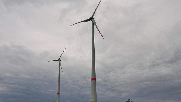 Die Gemeinde Gädheim möchte gerne Gesellschafter der "Bürgerwindpark Sailershäuser Wald GmbH & Co.KG" werden, sich aber auch an einem der drei Windräder im Gemeindegebiet (zwei davon vorne im Bild) über die Bürger-Energiegenossenschaft beteiligen. Foto: Ulrike Langer