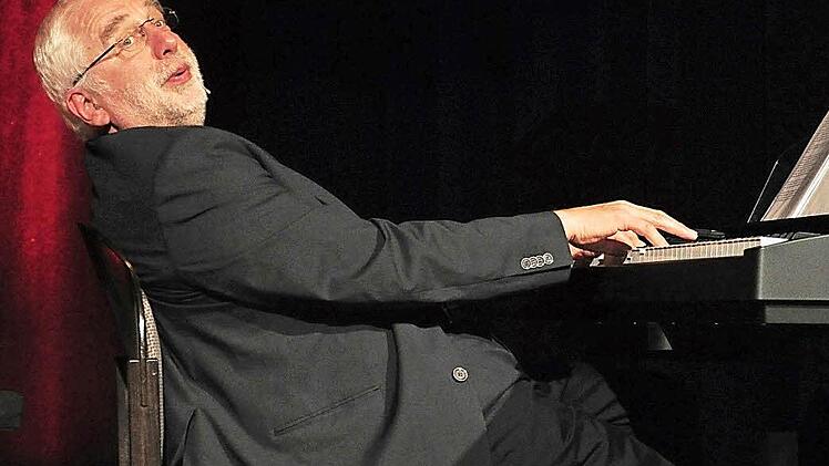 Hans Klaffl spricht vor allem seinen Kollegen aus der Seele. Der ehemalige Musiklehrer aus Leidenschaft, Autor und Kabarettist begeisterte sein Fachpublikum mit seinem Programm beim Kulturamt Haßfurt in der ausverkauften Stadthalle.  Foto: Ulrike Langer
