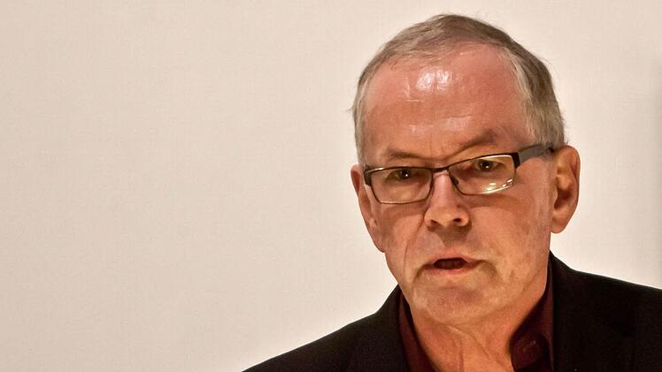 Alois Schnitzer, Vorsitzender des Coburger Literaturkreises, begrüßte Klaus Modick zur Lesung im Kunstverein.Foto: Jochen Berger