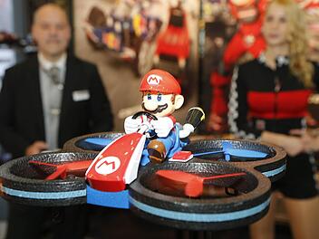 Mario, der bekannte Klempner aus dem Hause Nintendo, geht mit Hilfe von Carrera RC in die Luft. Der "Carrera RC Nintendo Mario-Copter" schafft mit seinen funkferngesteuerten vier Rotoren sieben Minuten Höhenflug. Danach kann er mit USB-Kabel aufgeladen werden. Foto: Matthias Hoch