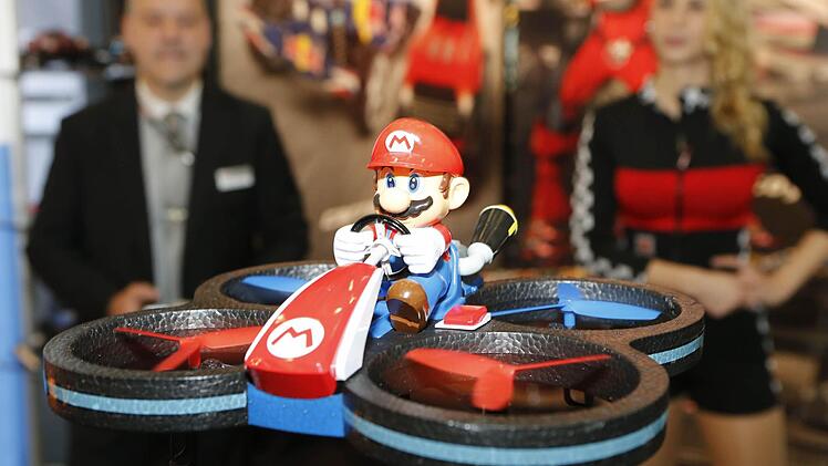 Mario, der bekannte Klempner aus dem Hause Nintendo, geht mit Hilfe von Carrera RC in die Luft. Der "Carrera RC Nintendo Mario-Copter" schafft mit seinen funkferngesteuerten vier Rotoren sieben Minuten Höhenflug. Danach kann er mit USB-Kabel aufgeladen werden. Foto: Matthias Hoch