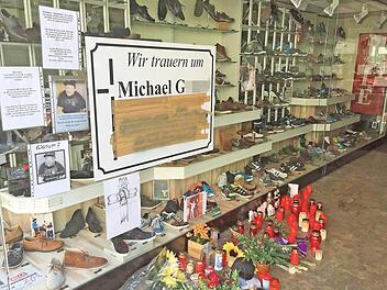 Unmittelbar neben diesem Schaufenster war Michael G. im Treppenhaus des Schuhgeschäfts tödlich verletzt worden. Die Ladenpassage in der Langen Straße war nach seinem Tod für viele seiner Freunde ein Ort der Trauer.  Archivbild: Peter Groscurth