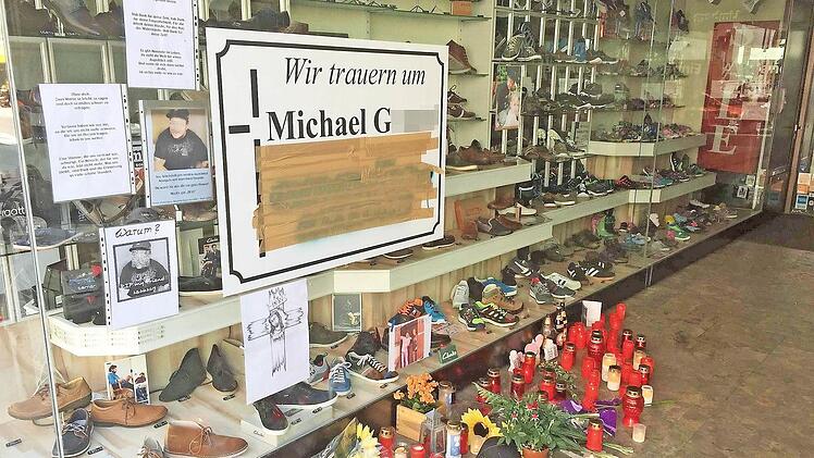 Unmittelbar neben diesem Schaufenster war Michael G. im Treppenhaus des Schuhgeschäfts tödlich verletzt worden. Die Ladenpassage in der Langen Straße war nach seinem Tod für viele seiner Freunde ein Ort der Trauer.  Archivbild: Peter Groscurth