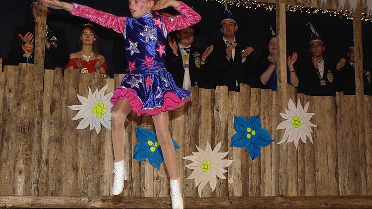 Mit Begeisterung bestaunt: Tanzmariechen (Leonie Bohlien), Foto: Stefan Geiger