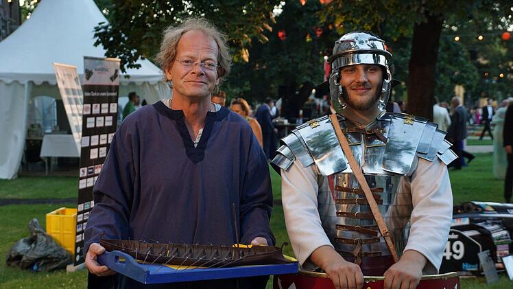 Das Projekt "Bau eines R&ouml;merschiffs" unter der Leitung von Professor Dr. Boris Dreyer war mit einem Stand vertreten. Legion&auml;r Rufus bittet um Spenden und Bernd Wessolowski pr&auml;sentiert das Modell des Patrouillenboots.  Foto: Pascale Ferry