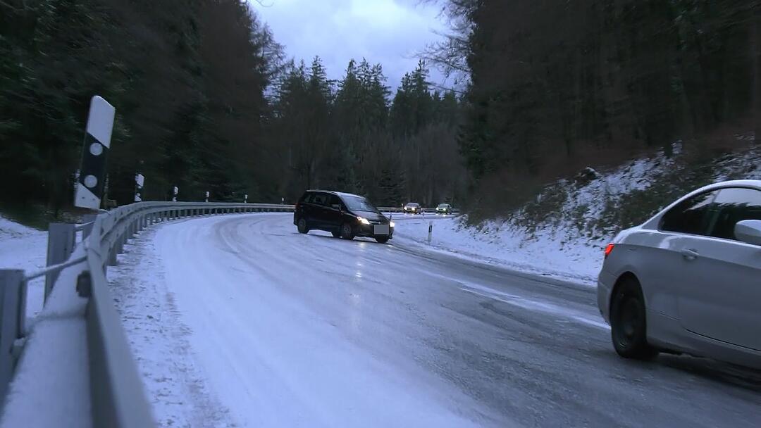 Wintereinbruch in Franken: Blitzeis und Schnee