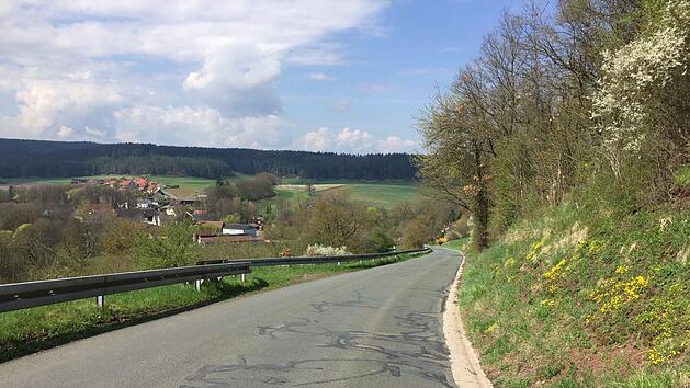 Die Sanierung der Stra&szlig;e am  Berg nach Motschenbach (im Hintergrund)  war gro&szlig;es Thema in der B&uuml;rgerversammlung am Montagabend im Sportheim. Foto: J&uuml;rgen G&auml;rtner