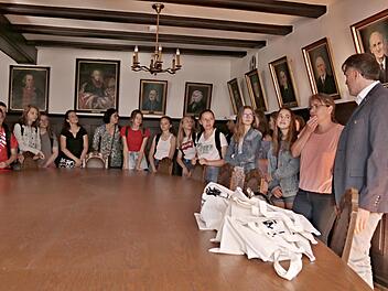 Im kleinen Sitzungssaal im Rathaus Ebern lauschen Schüler und Lehrkräfte den Ausführungen von Bürgermeister Harald Pascher. Foto: Helmut Will