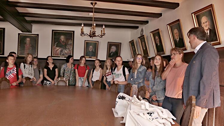 Im kleinen Sitzungssaal im Rathaus Ebern lauschen Schüler und Lehrkräfte den Ausführungen von Bürgermeister Harald Pascher. Foto: Helmut Will