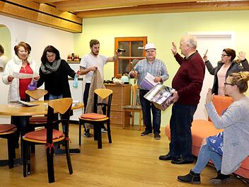 Turbulent geht es in der Kriminalkomödie zu:  von links Annemarie Fuchs, Linda Nastvogel, Stefan Zimmermann,  Sebastian Mönius, Georg Mönius, Irmgard Dangel, Ilse Bibro und  Kathrin  Noppenberger auf dem Sofa.Johanna Blum