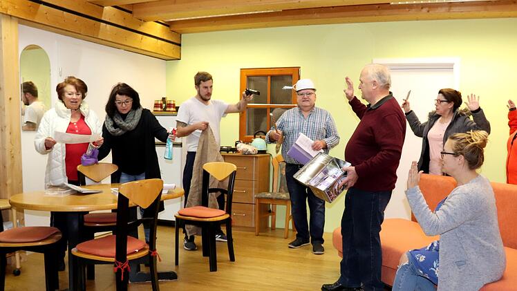 Turbulent geht es in der Kriminalkomödie zu:  von links Annemarie Fuchs, Linda Nastvogel, Stefan Zimmermann,  Sebastian Mönius, Georg Mönius, Irmgard Dangel, Ilse Bibro und  Kathrin  Noppenberger auf dem Sofa.Johanna Blum