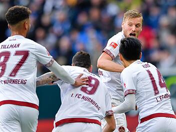 FCN-Kapitän Hanno Behrens (2. v.r.) traf gegen die TSG Hoffenheim. Ob es am Sonntag auch bei Eintracht Frankfurt klappt?  Foto: Uwe Aspach/dpa