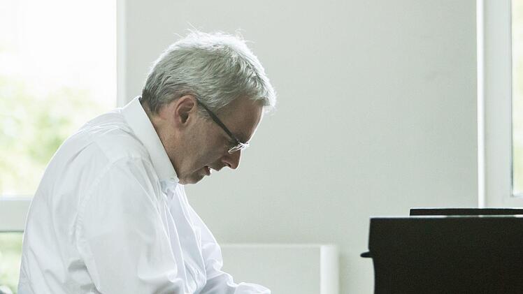 Virtuoser Tastenkünstler und begeisternder Musikerklärer: Der Pianist Markus Becker beeindruckte sein Publikum im Kunstverein.Foto:Jochen Berger