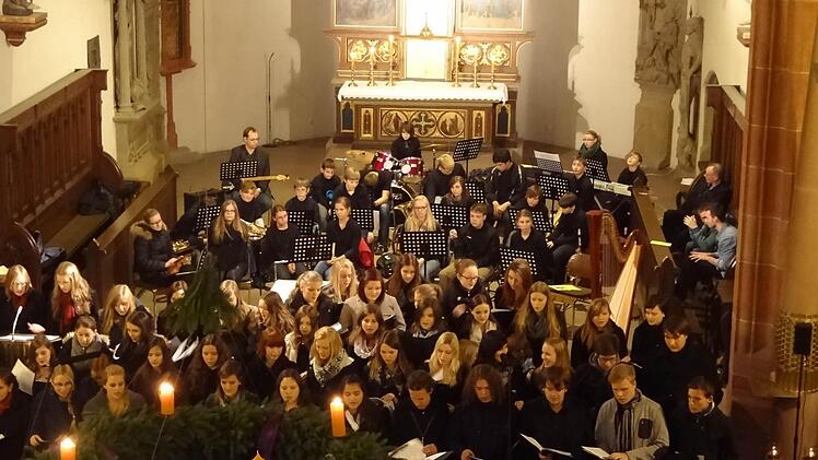 Knapp 150 Musiker und Musikerinnen füllten den Chorraum der Kirche.