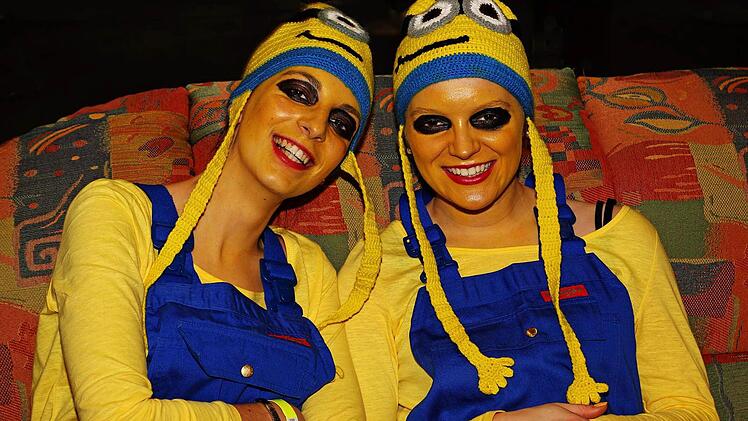 Ganz auf Gelb-Blau waren die beiden bestrickenden jungen Damen beim TSL-Fasching programmiert.