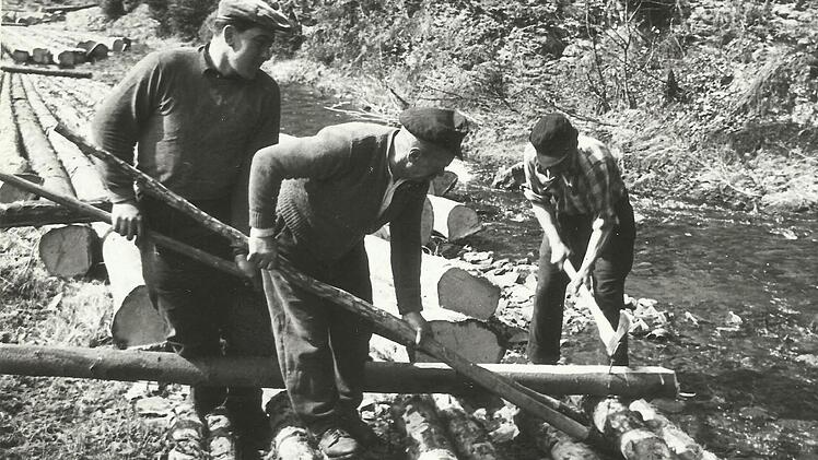 Flößer im Jahr 1958 beim Bau einer Kuppel, eines Floßes.