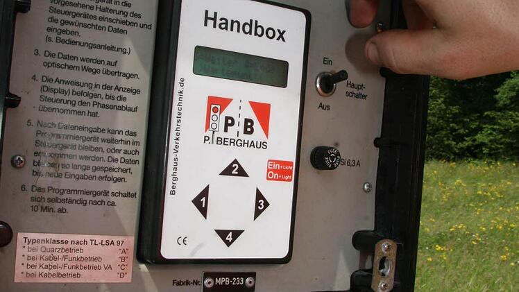 Wenn aus einer Richtung die Stauungen aufgelöst sind, dann schaltet Mathias Füssel an dem kleinen Schalter die Ampel weiter.