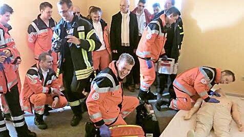 Helfer und Ärzte besprechen das weitere Vorgehen.