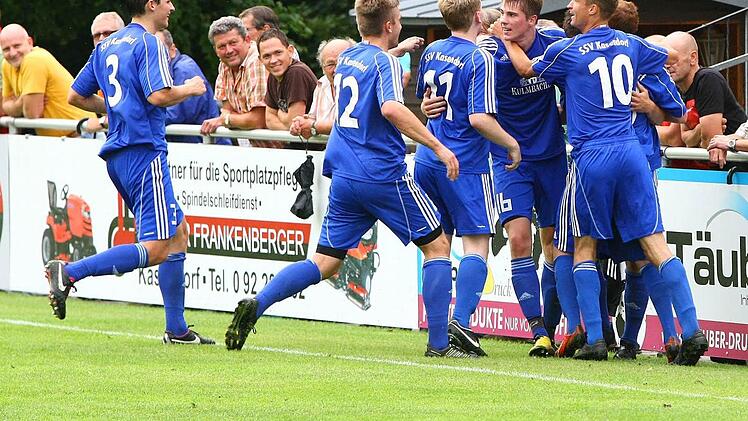 Die Kasendorfer Kicker jubeln über ihren Führungstreffer.