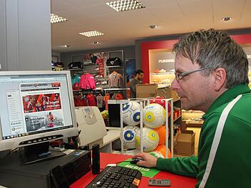 Mit dem Online-Handel bedient das Kulmbacher Sportgeschäft Downstairs Kunden in ganz Deutschland. Unser Bild zeigt Mitinhaber Ludwig Herrmannsdörfer, der auf dem Downstairs-Online-Portal neue Angebote einpflegt. Foto: Alexander Hartmann
