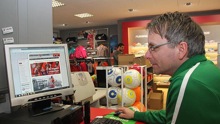 Mit dem Online-Handel bedient das Kulmbacher Sportgeschäft Downstairs Kunden in ganz Deutschland. Unser Bild zeigt Mitinhaber Ludwig Herrmannsdörfer, der auf dem Downstairs-Online-Portal neue Angebote einpflegt. Foto: Alexander Hartmann
