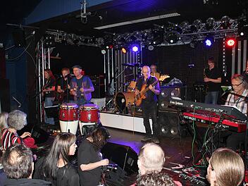 Manfred Kühnlein (Gitarre und Gesang), Dieter Roth (Gitarre und Gesang), Uwe Gaasch (Gesang und Percussion), Evert Fraterman (am Schlagzeug), Ludwig Fellinger (Bass) und Friedel Amon (Keyboards und Gesang) bilden die Kernformation (vorne von links), die von einem Bläser-Trio unterstützt wird. Fotos: Ralf Kestel