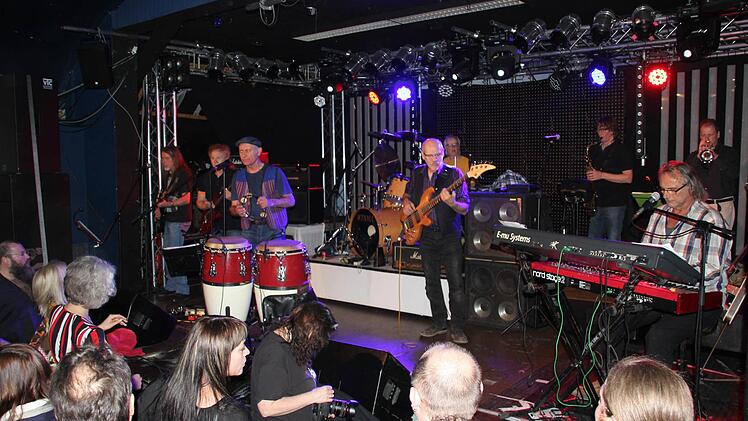 Manfred Kühnlein (Gitarre und Gesang), Dieter Roth (Gitarre und Gesang), Uwe Gaasch (Gesang und Percussion), Evert Fraterman (am Schlagzeug), Ludwig Fellinger (Bass) und Friedel Amon (Keyboards und Gesang) bilden die Kernformation (vorne von links), die von einem Bläser-Trio unterstützt wird. Fotos: Ralf Kestel