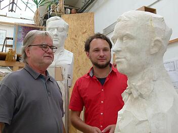 Bildhauer Albert Ultsch (links) und Daniel Dorsch, Vorsitzender der Willy-Aron-Gesellschaft, sind froh, dass das Mahnmal endlich in die Vollendung gehen kann. Foto: Marion Krüger-Hundrup
