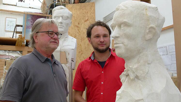 Bildhauer Albert Ultsch (links) und Daniel Dorsch, Vorsitzender der Willy-Aron-Gesellschaft, sind froh, dass das Mahnmal endlich in die Vollendung gehen kann. Foto: Marion Krüger-Hundrup