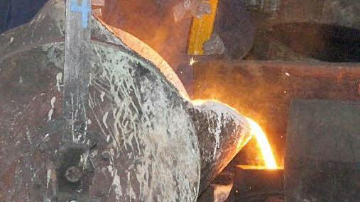 Fast 1400 Grad heißes Gusseisen läuft aus dem Behälter in die Formen.  Foto: Friedwald Schedel