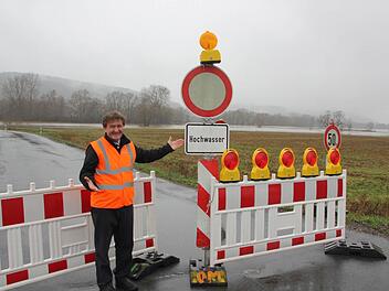 Der Mitwitzer Bürgermeister Hans-Peter Laschka an der Hochwassersperre. "Sorry, kein Durchkommen", bedauert er. Im Hintergrund sieht man die Wassermassen der Steinach. Foto: Friedwald Schedel