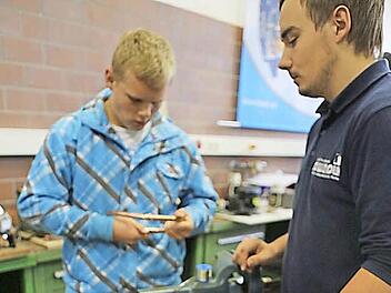 Bei der ersten Ausbildungsmesse der Oberland-Initiative "Lebensqualität durch Nähe" (LQN), die am Samstag, 23. April, in der Grafengehaiger Frankenwaldhalle stattfindet, können Jugendliche in die verschiedensten Berufe hineinschnuppern. Foto: BR-Archiv/Barbara Herbst