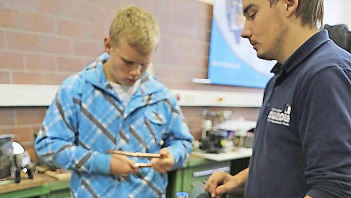 Bei der ersten Ausbildungsmesse der Oberland-Initiative "Lebensqualität durch Nähe" (LQN), die am Samstag, 23. April, in der Grafengehaiger Frankenwaldhalle stattfindet, können Jugendliche in die verschiedensten Berufe hineinschnuppern. Foto: BR-Archiv/Barbara Herbst