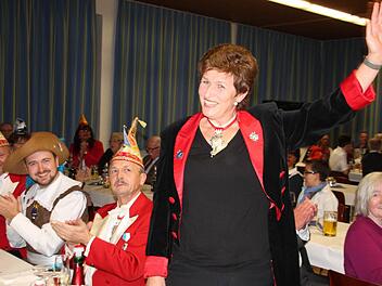 Komikerin Gerlinde Heßler ("Hermine") war begeistert von der Proklamation in Schwarzach. Am 14. Januar erhält sie in der Weismainer Stadthalle den "Goldenen Schuh", den Sonderorden des MCC. Foto: Stephan Stöckel