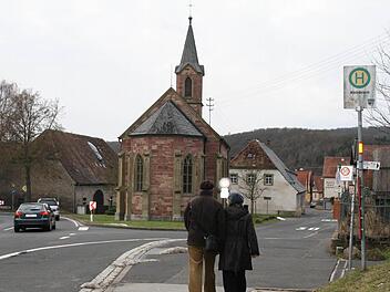 Kleinbrach soll verkehrstechnisch beruhigt werden: Die Straße "In der Au" zwischend er Ortschaft und Nordbrücke wird zur Anliegerstraße herabgestuft. Foto: Angelika Luga-Braun/Archiv