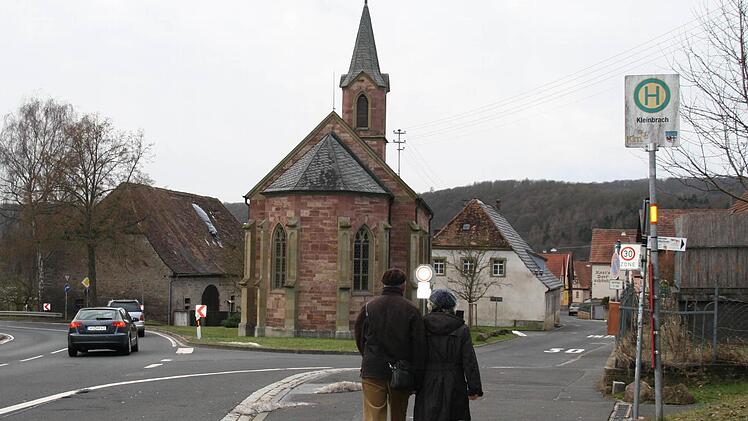 Kleinbrach soll verkehrstechnisch beruhigt werden: Die Straße "In der Au" zwischend er Ortschaft und Nordbrücke wird zur Anliegerstraße herabgestuft. Foto: Angelika Luga-Braun/Archiv