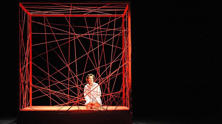 "La voix humaine": Szene aus der Monooper von Francis Poulenc mit Anna Gütter, die am Samstag Premiere am Landestheater Coburg feierte.Foto: Andrea Kremper