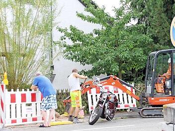 Notfalleinsatz: Weil ein Blitzschlag schwere Schäden im Telefonnetz verursacht hat, ist seit Mitte der Woche eine Firma im Auftrag der Telekom in Dörfles-Esbach unterwegs, um die Probleme zu beheben. Foto: Luka Brehm